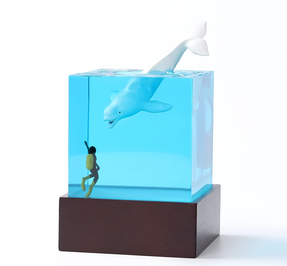 White-whale variant: 8 cm cyan resin cube with diver and included lamp holder